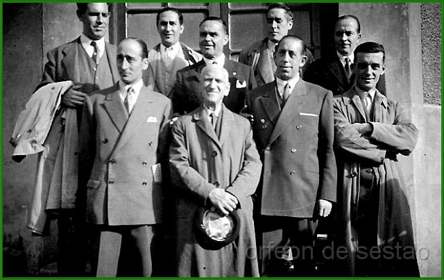 Coro Parroquial. Santa Cecilia.19-11-1949. Banquete en el bar Jaureguibeitia.Junta Directiva y el Sr.Yague..jpg - Coro Parroquial. Santa Cecilia. 19-11- 1949. Banquete Bar Jaureguibeitia. Junta Directiva más el tenor Sr. Yague. Foto: Elena Otza